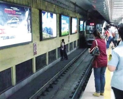 北京地铁一男子卧轨 小伙跳下救人列车贴身而过