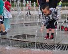 北京植物园音乐喷泉，孩子们过泼水节！